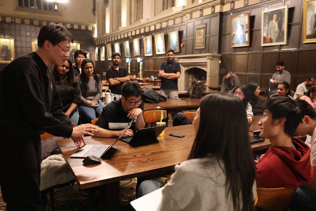Founders and mentors gathered in conversation during an evening GaGro session